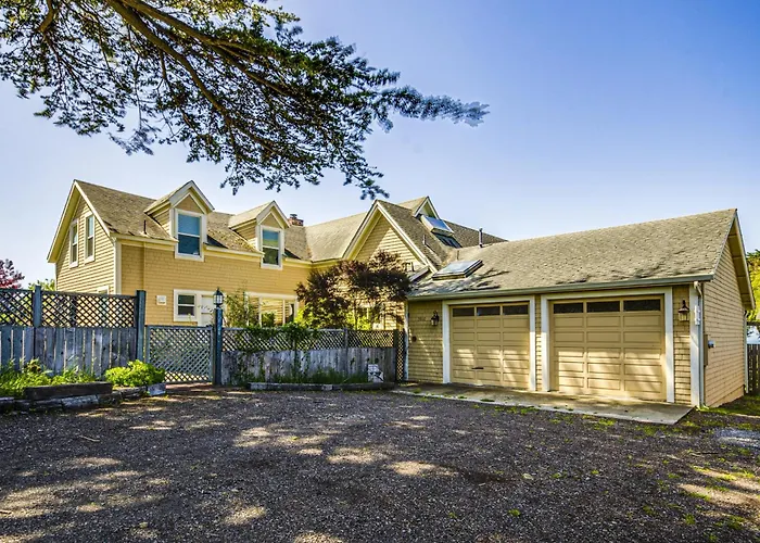 Large Oceanfront Bluff Home - Hot Tub Kids Room