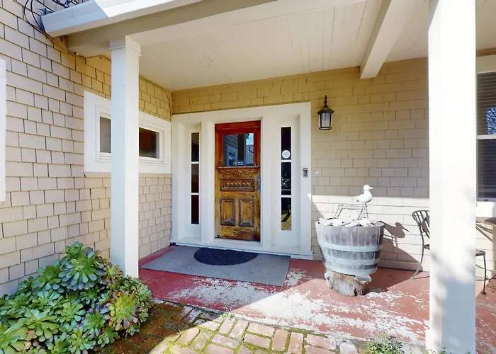 Large Oceanfront Bluff Home - Hot Tub Kids Room