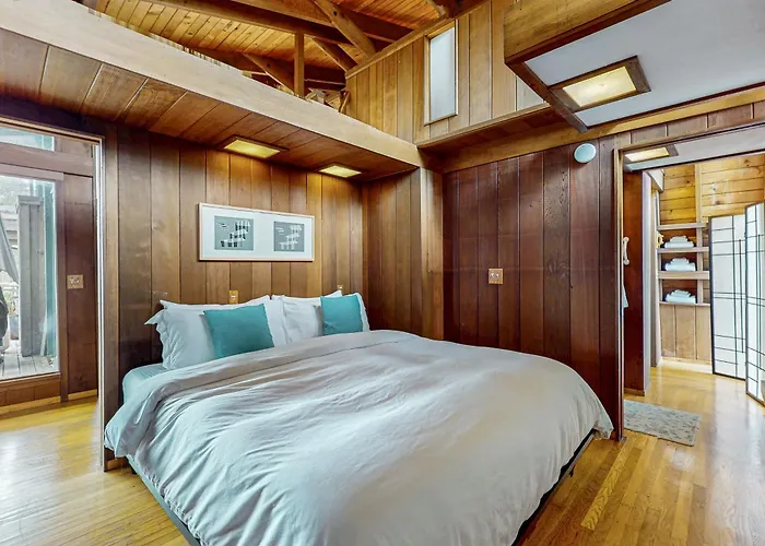 Oceanfront Blufftop Home - Wide Deck & Water Views