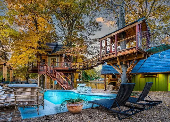 Tree Cabin In Bentonville