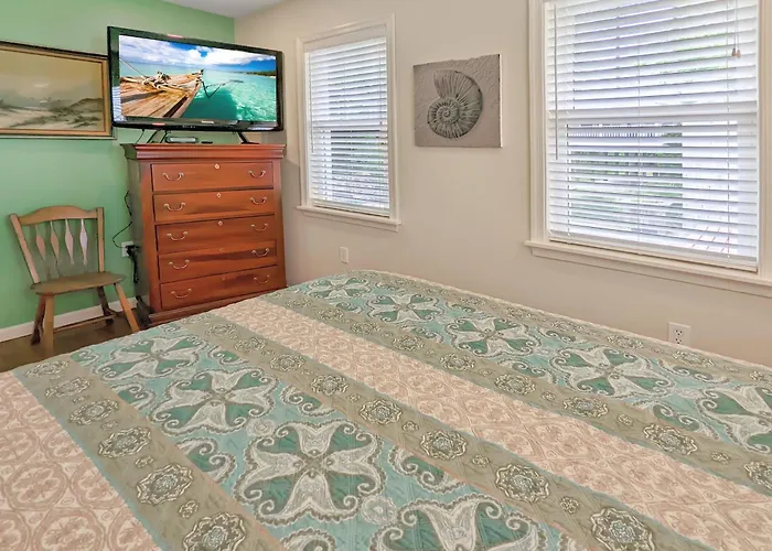 Shell Cottage - Pet Friendly, Hot Tub, Fenced Yard!