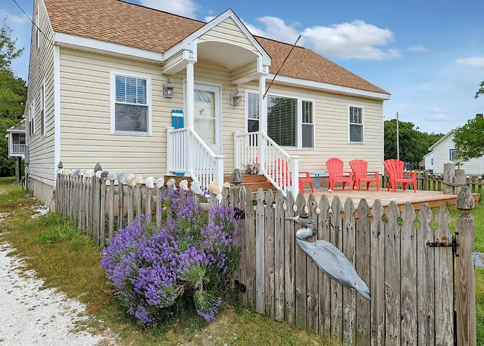 Shell Cottage - Pet Friendly, Hot Tub, Fenced Yard!
