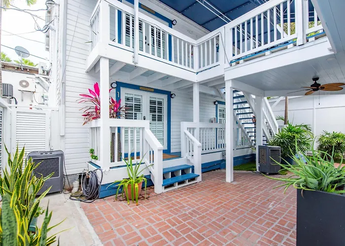 Underwater Cabana At Custom House Inn