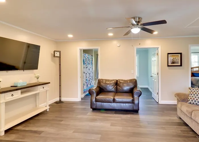 Modern Retreat Near Smoky Mtns & Asheville!