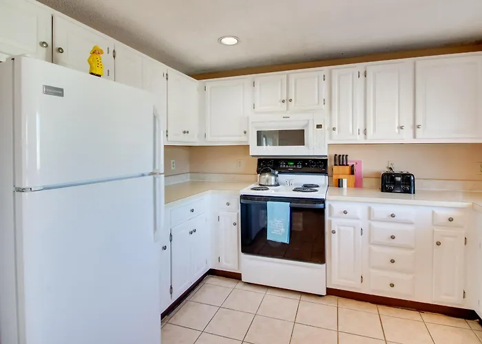 Beachfront Old Orchard Beach Condo W/ Balcony