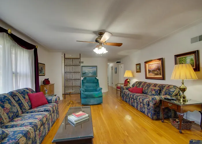 Charming Jefferson City Home: 2 Mi To Downtown!