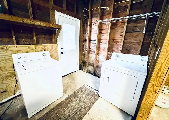 Relax & Unwind In 2Br 1Ba Home In Quiet Neighborhood
