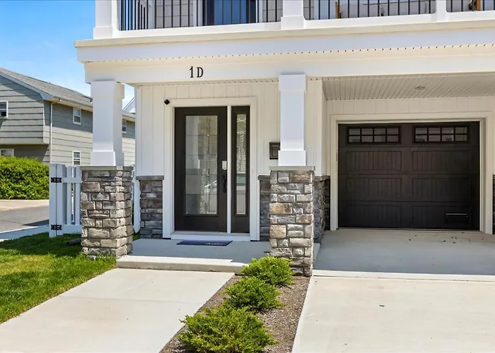 Spacious Newly Built Townhouse 2 Blocks To Beach