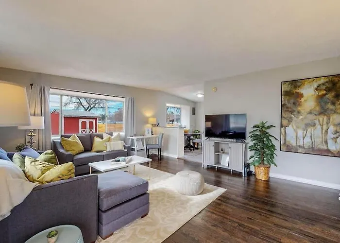 Charming Three Bedroom Home In Littleton