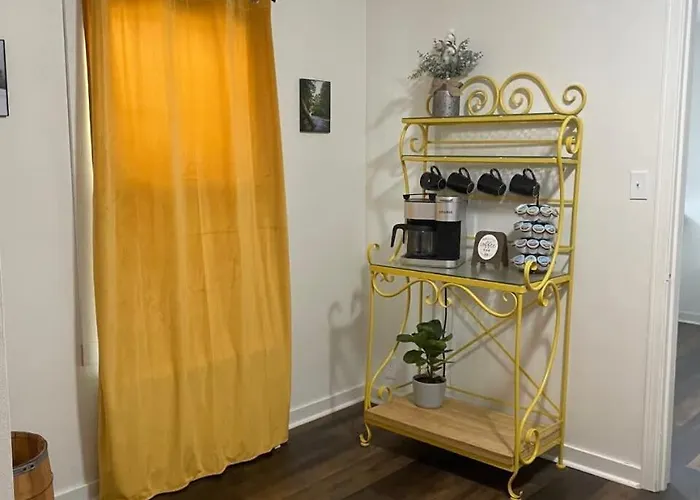Downtown Yellow Room At Villages On Aurora