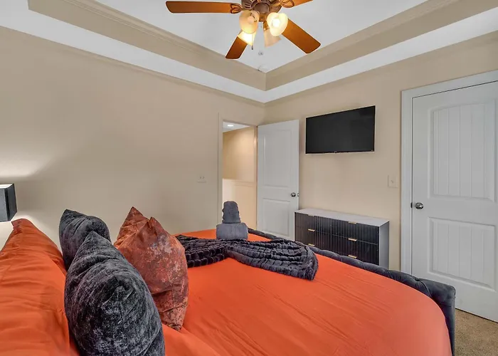 Cozy 2B Townhouse - King Bed