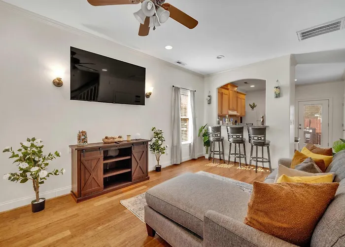 Cozy 2B Townhouse - King Bed