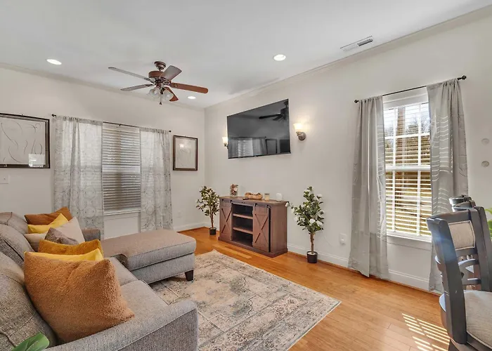 Cozy 2B Townhouse - King Bed