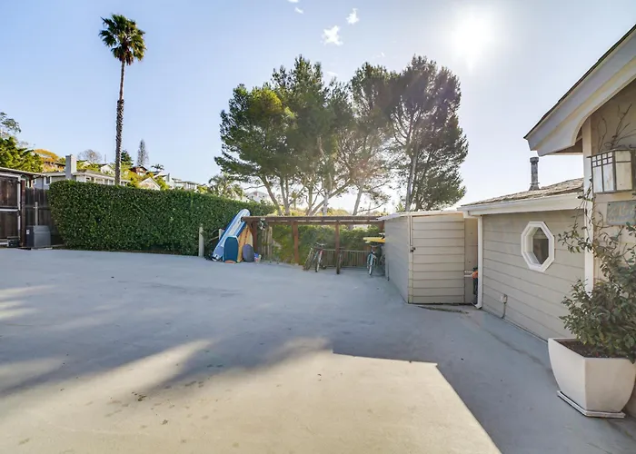 Summerland Home W/ Beach Supplies: Walk To Beach!