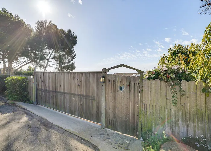 Summerland Home W/ Beach Supplies: Walk To Beach!
