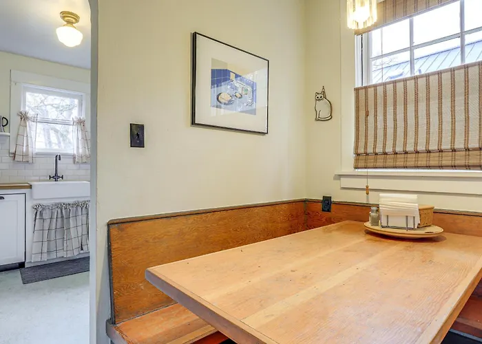 Dog-Friendly 'Columbia Cottage' In Hood River!