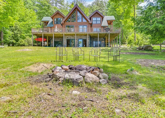 Lakefront Corinth Log Home: Private Dock, Fire Pit