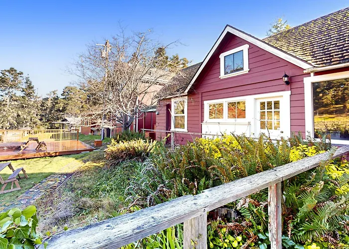 Prime Mendocino Retreat With Hot Tub & 2 Kitchens