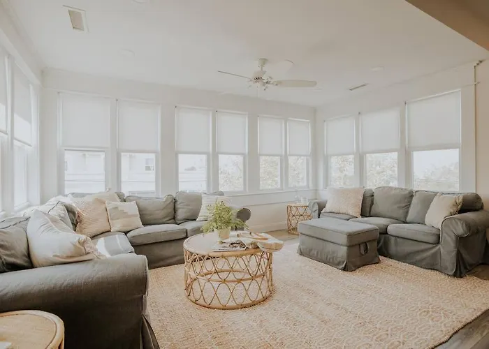 Coastal Elegance Close To Beach & Downtown