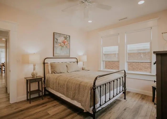 Coastal Elegance Close To Beach & Downtown
