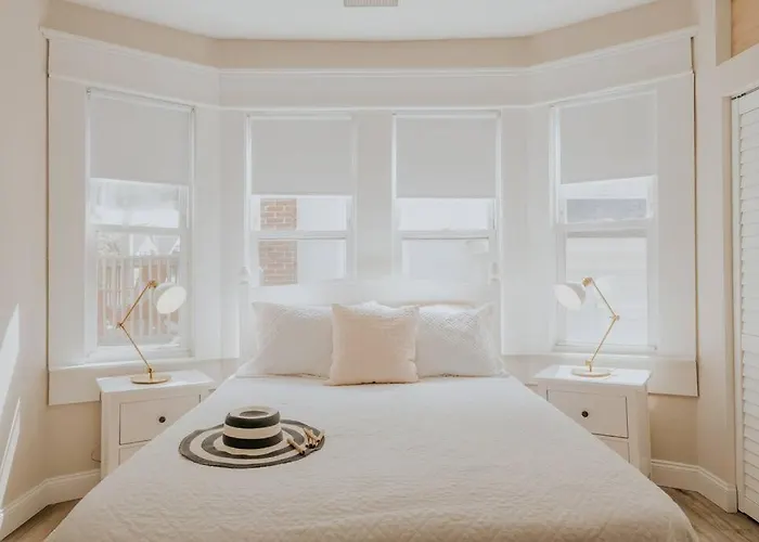 Coastal Elegance Close To Beach & Downtown