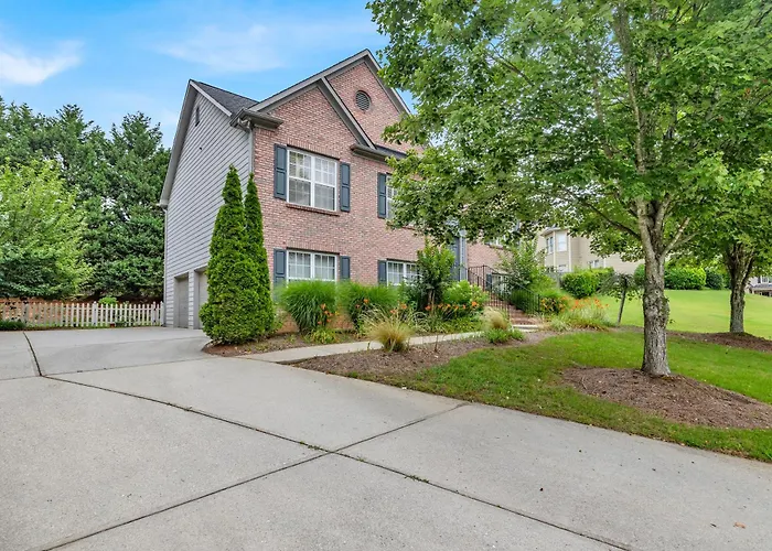 Relaxing 3Br Duplex Home W/ Pool & Patio