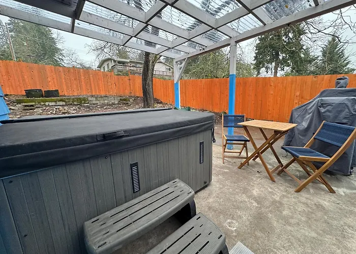 Fresh & Comfy House With Hot Tub, Pool Table, & Bbq