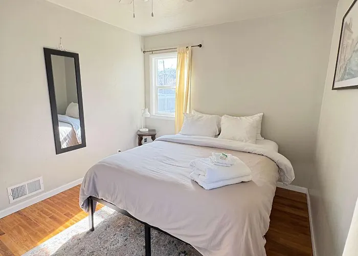 Historic 2 Bedroom Home In Old Town-Main Floor