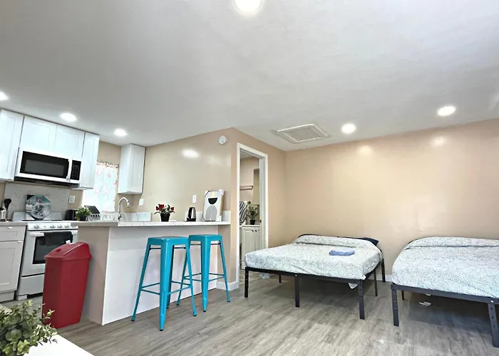 The Disney Hostel - Santa Ana - Oc
