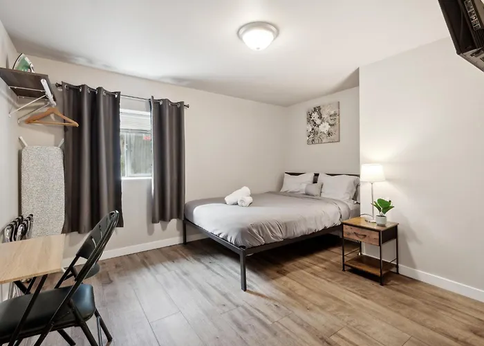 Judkins Upper Suite Near Downtown & Light Rail
