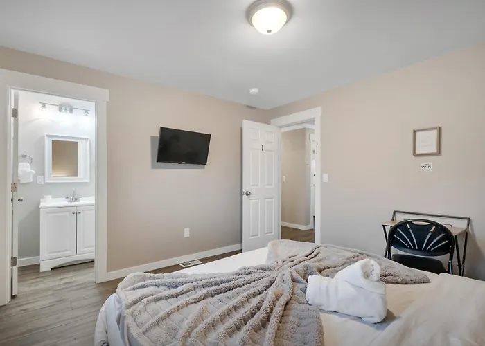 Judkins Upper Suite Near Downtown & Light Rail