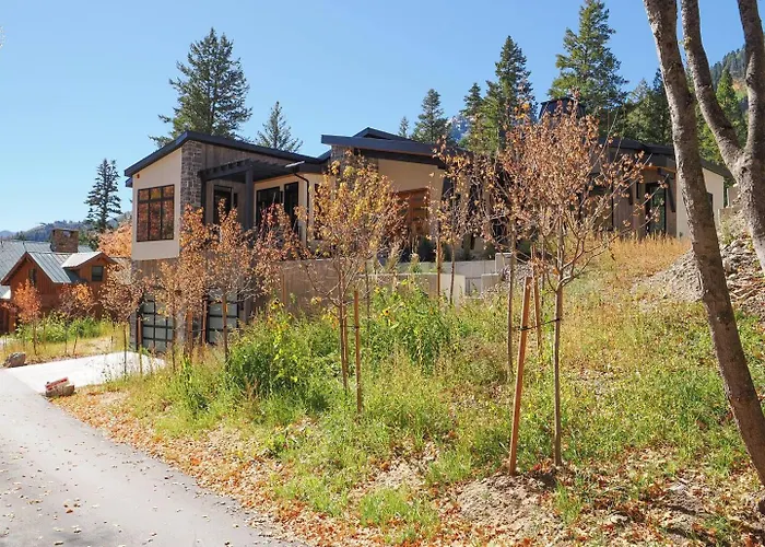 Modern 4Br Mountain Retreat Bbq Outdoor Dining