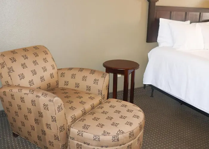 Wingate By Wyndham Peoria - Complimentary Area Shuttle