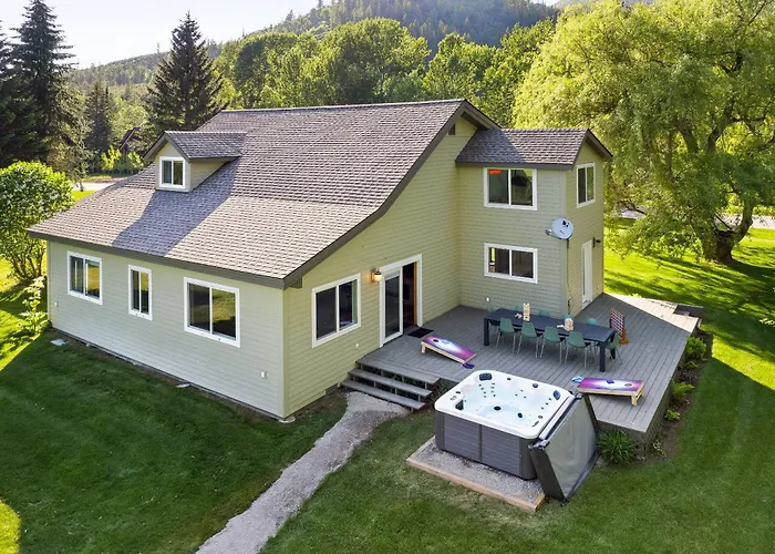 Lux Fly-Fishing Haven Near Glacier Park - Hot Tub
