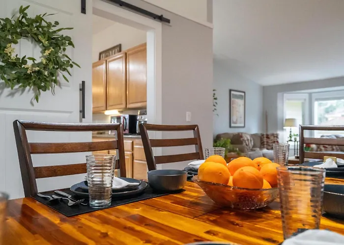 Large Family-Friendly Home On Nw Side - Dogs Ok