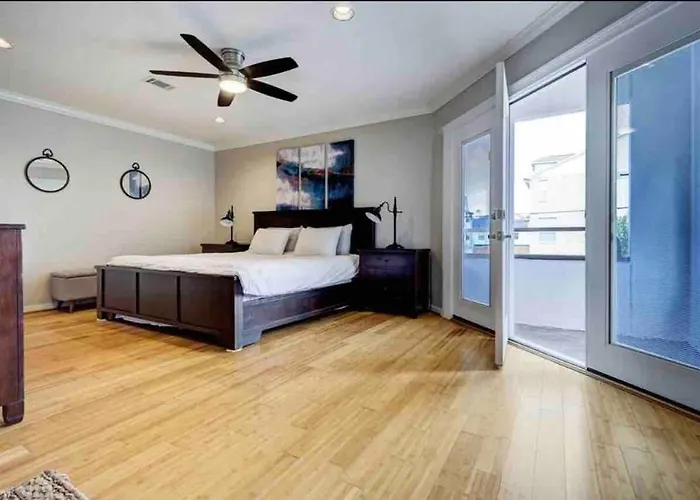 Spacious And Beautiful Home In The Heart Of Houston
