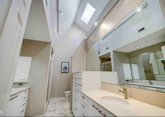 Spacious And Beautiful Home In The Heart Of Houston