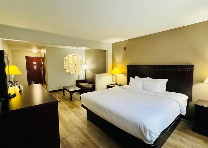 Econo Lodge Inn & Suites Monroe