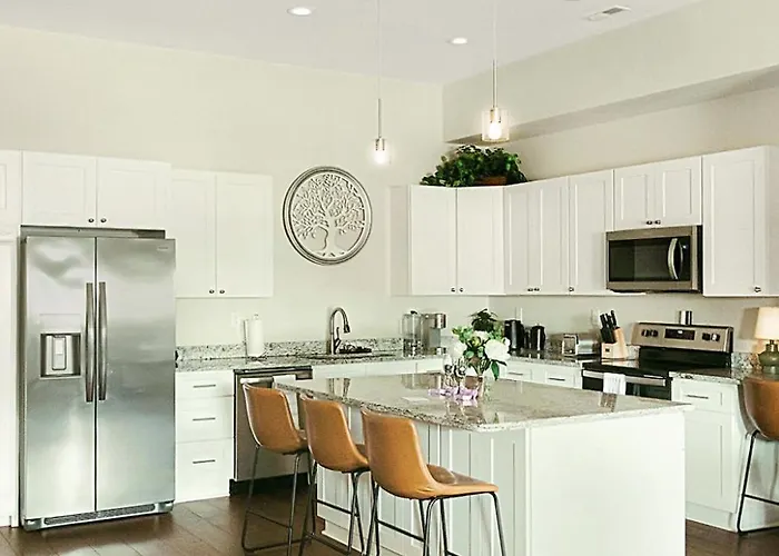 Spacious Freshly Renovated Townhome - City Side