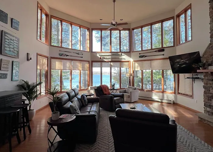Leaf Peeping & Skiing Nearby! Poconos Getaway