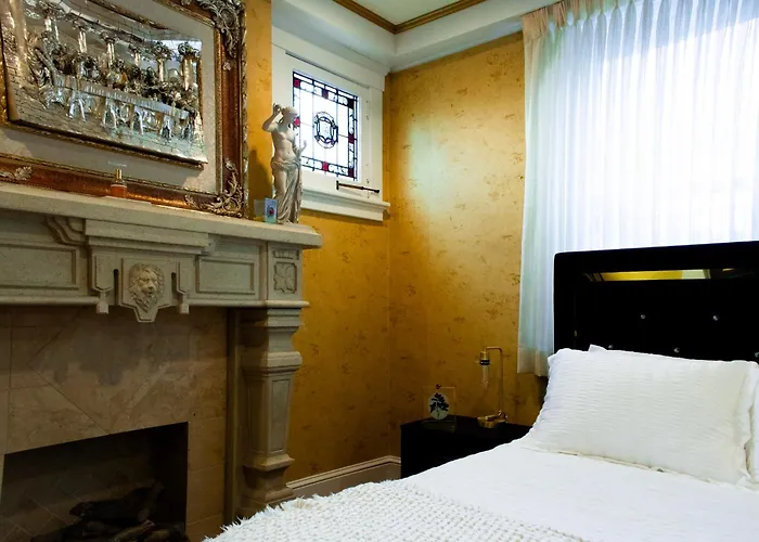 Chateau Connellsville Art Deco Suite