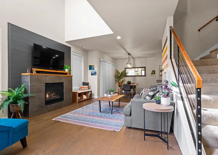 The Pendleton - Walkable - Arcade Loft - Modern- Light & Bright