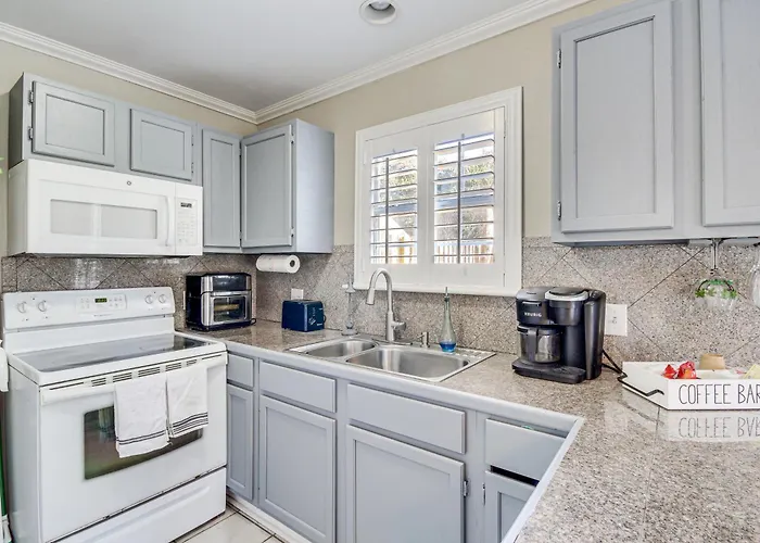 Walk To Beach: Waveland Retreat W/ Yard!