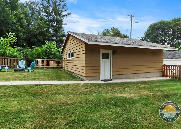 New Pet Friendly Walking Distance To Lake Front