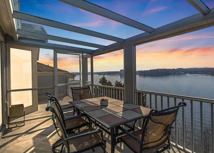 3 Bed 3 Bath - Lakefront - Boat Dock - Seasonal Pool - Regatta Bay Condo