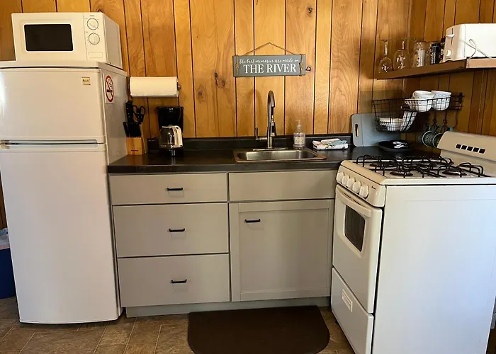 Sleeping Bear Riverside Cabins - Cabin 5