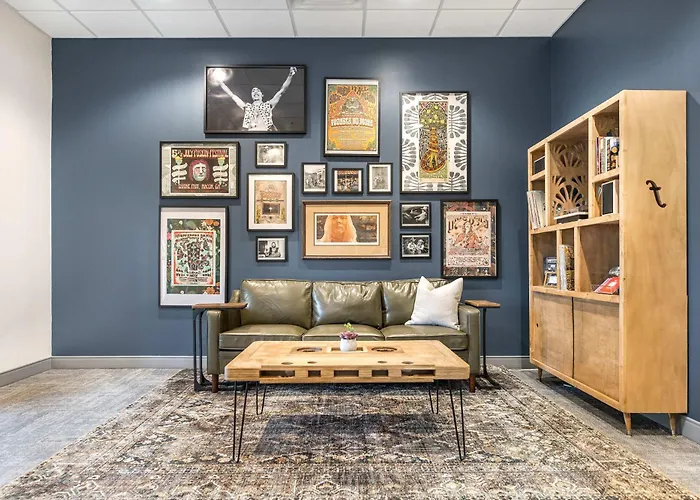 Colorful And Bright Stay Near Capricorn Studios