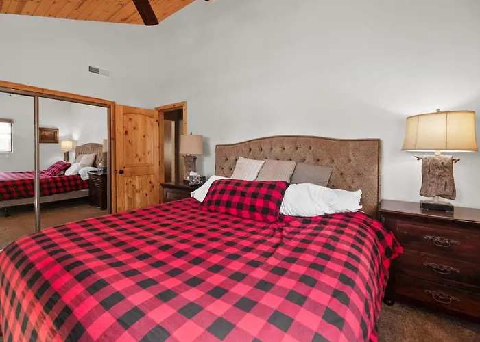 Lakeside Cottage, Charming 3-Bdrm Retreat W Hottub