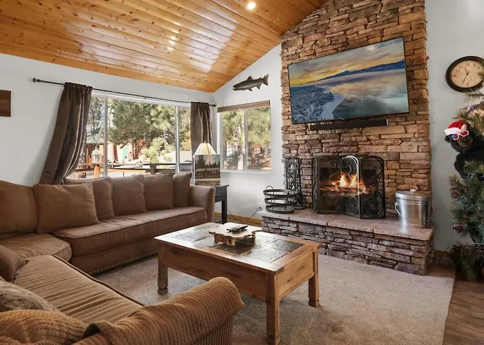 Lakeside Cottage, Charming 3-Bdrm Retreat W Hottub