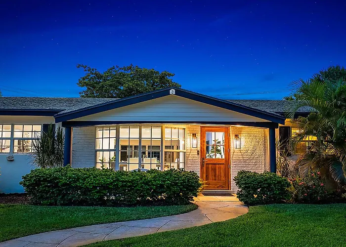 Fully Remodeled, Huge Backyard, Pet-Friendly, Pool